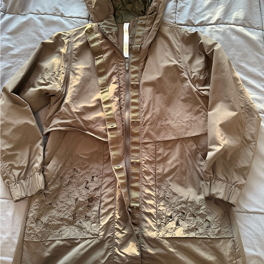 Lululemon Women’s Rain Jacket, Size 6, Olive